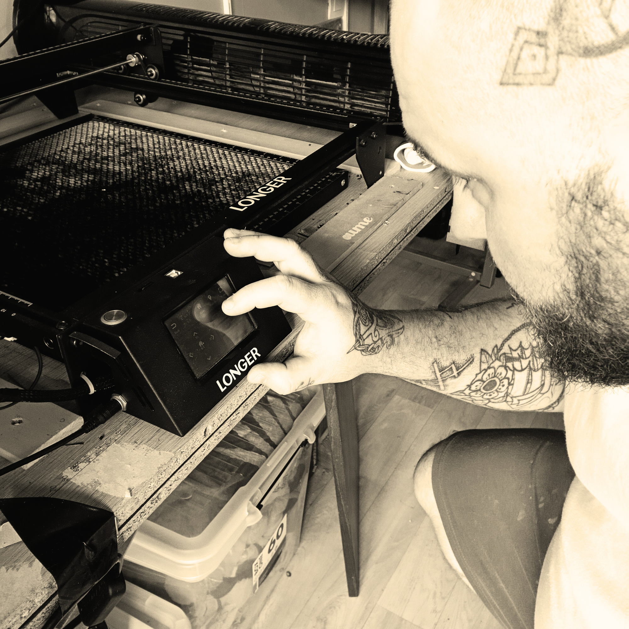 Benjamin dans l’atelier Alpha Omega Laser