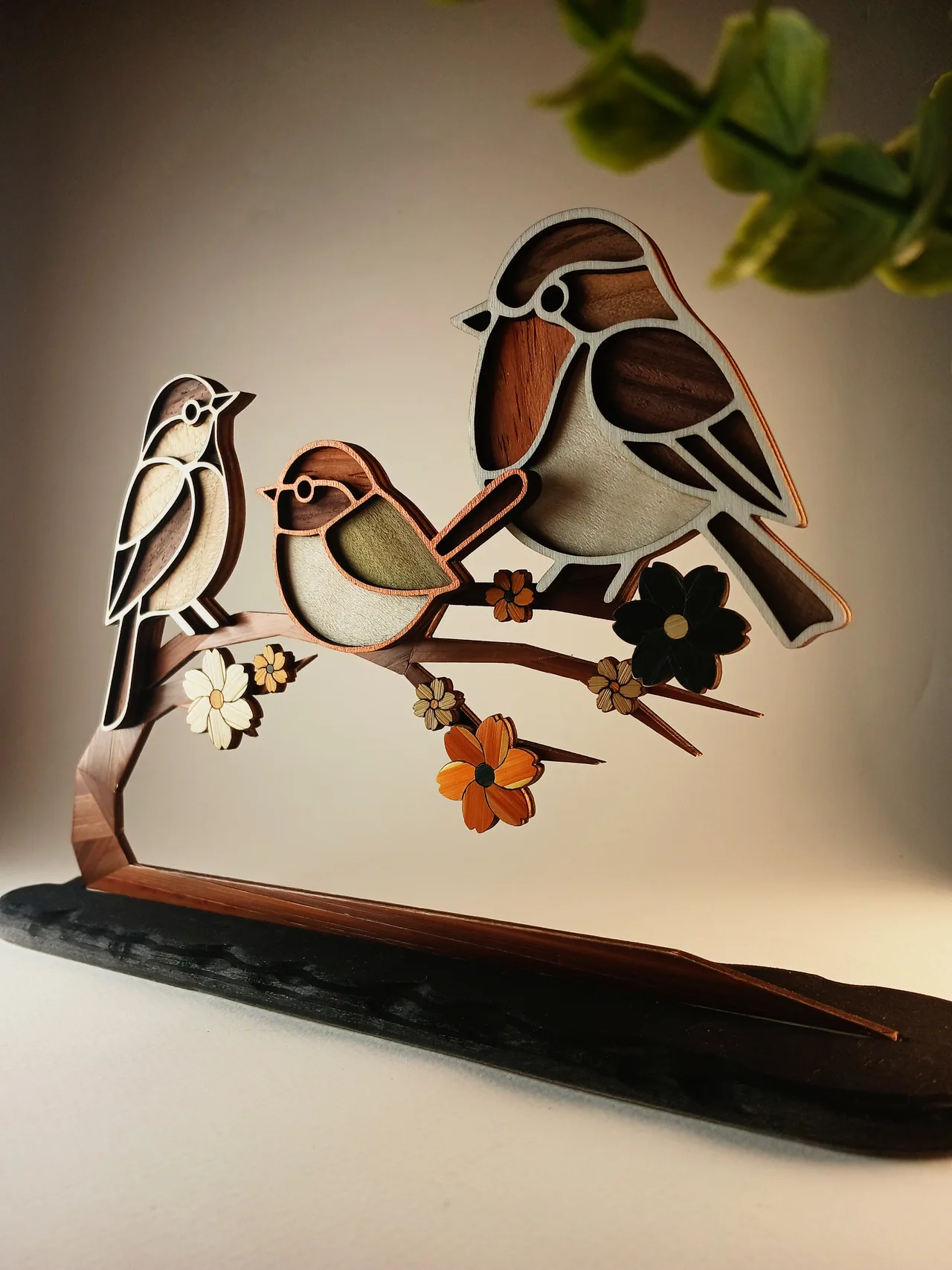 Oiseau décoratif en bois et marqueterie de paille