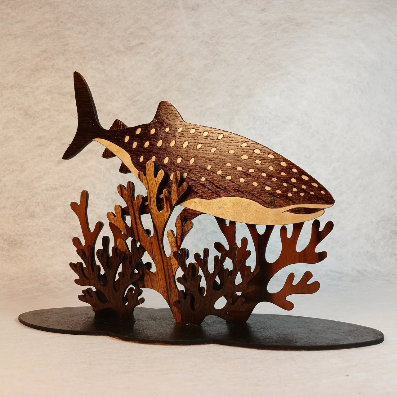 Baleine sculpturale découpée en bois
