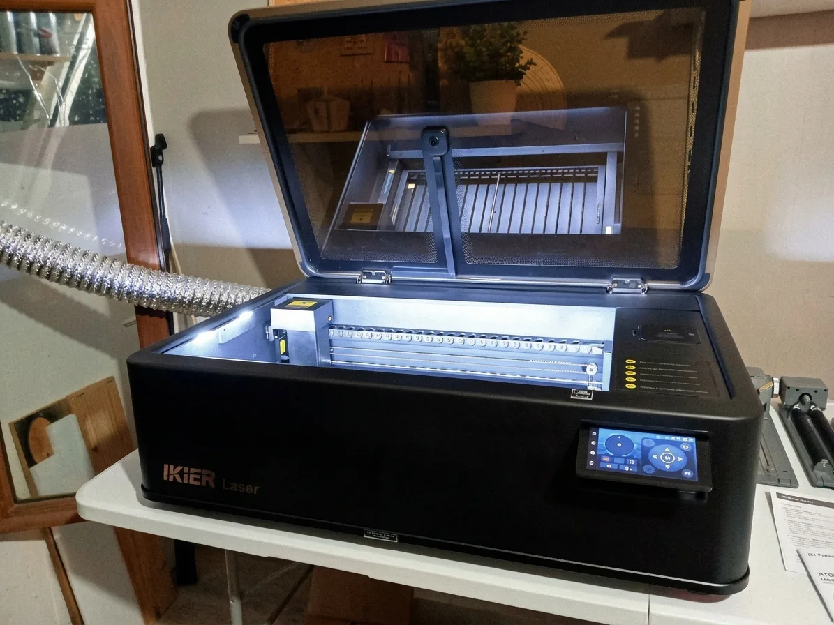 iKier Master CO₂ 50 W capot ouvert, avec la zone de travail éclairée