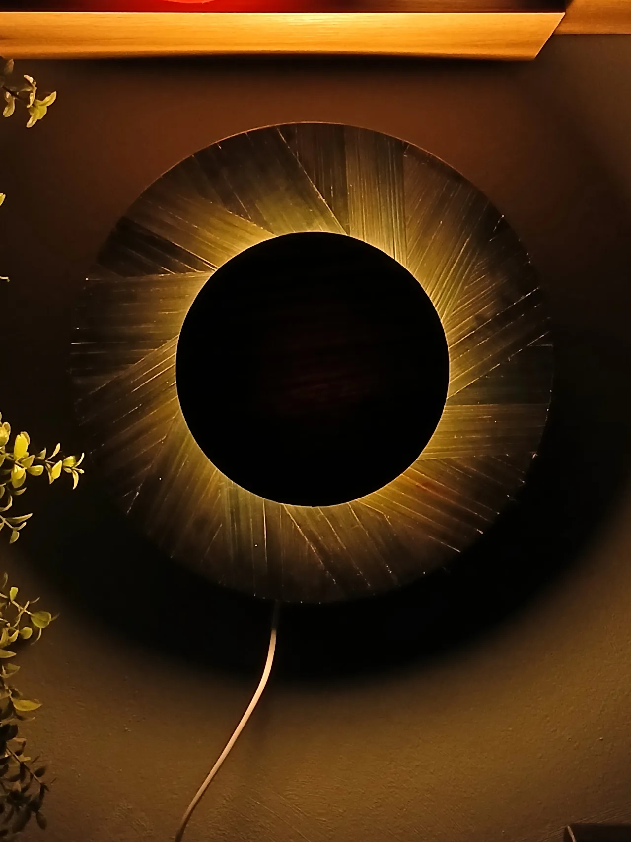 Lampe Singularité en bois et marqueterie de paille