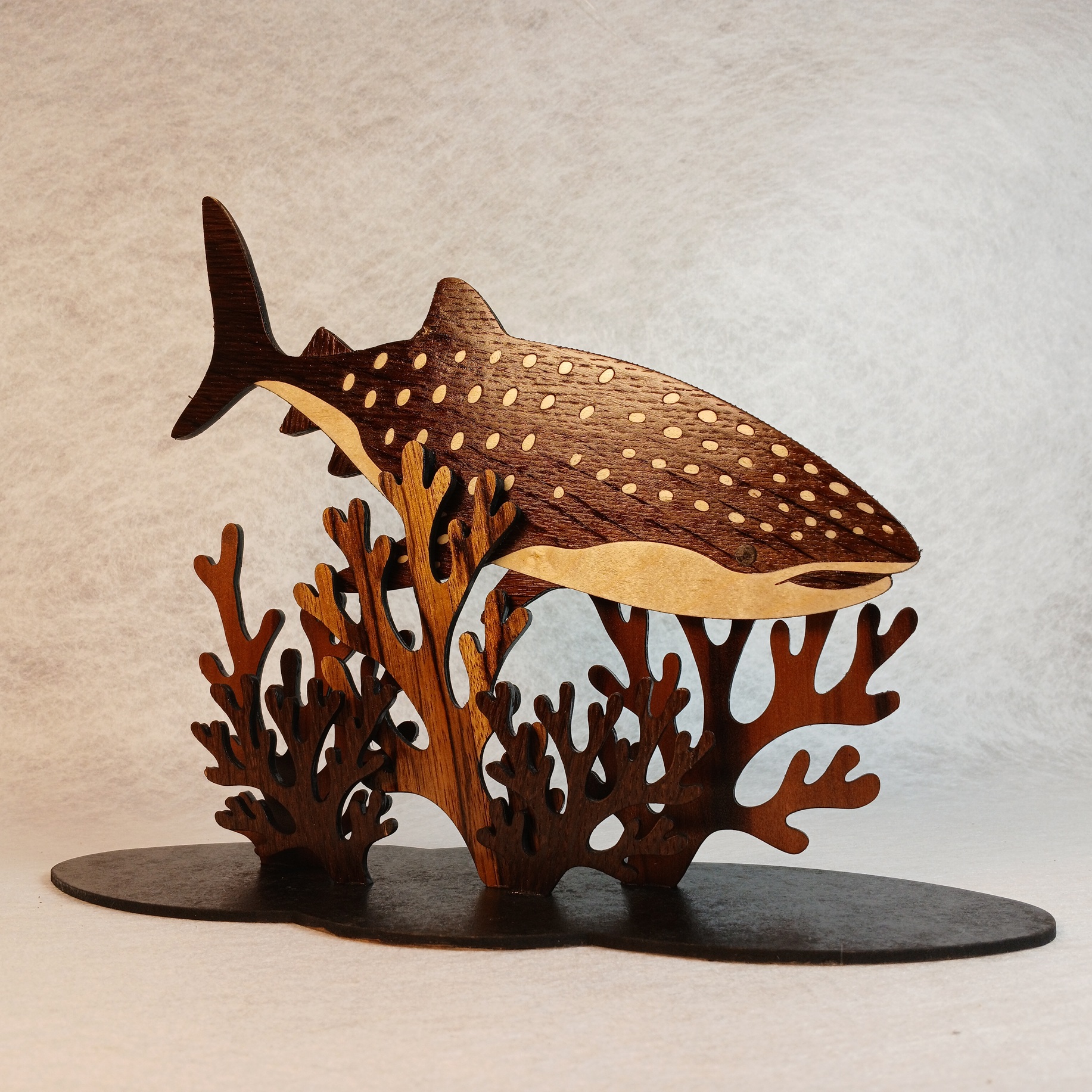 Baleine sculpturale découpée en bois
