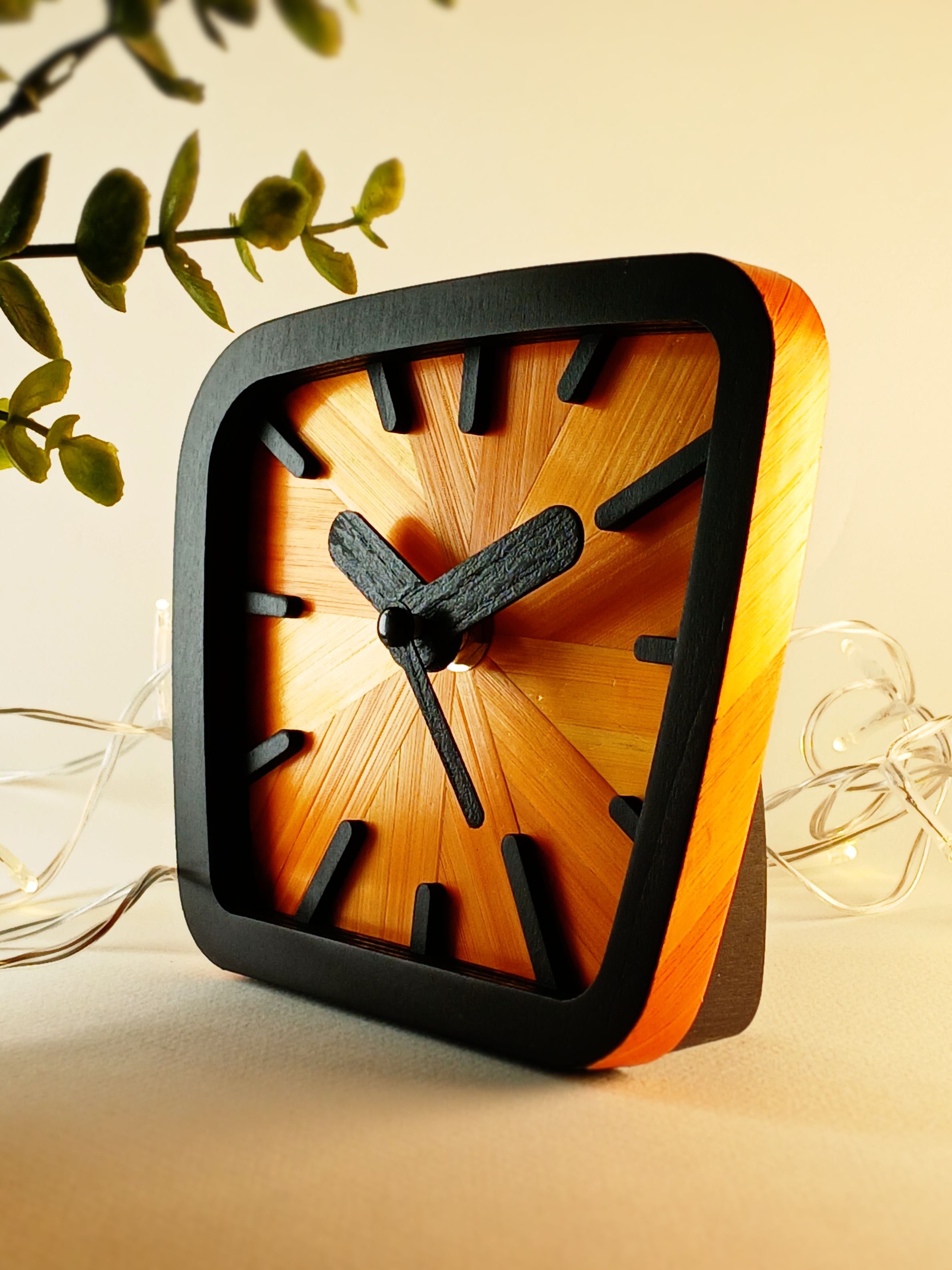 Horloge Solstice en bois et marqueterie de paille