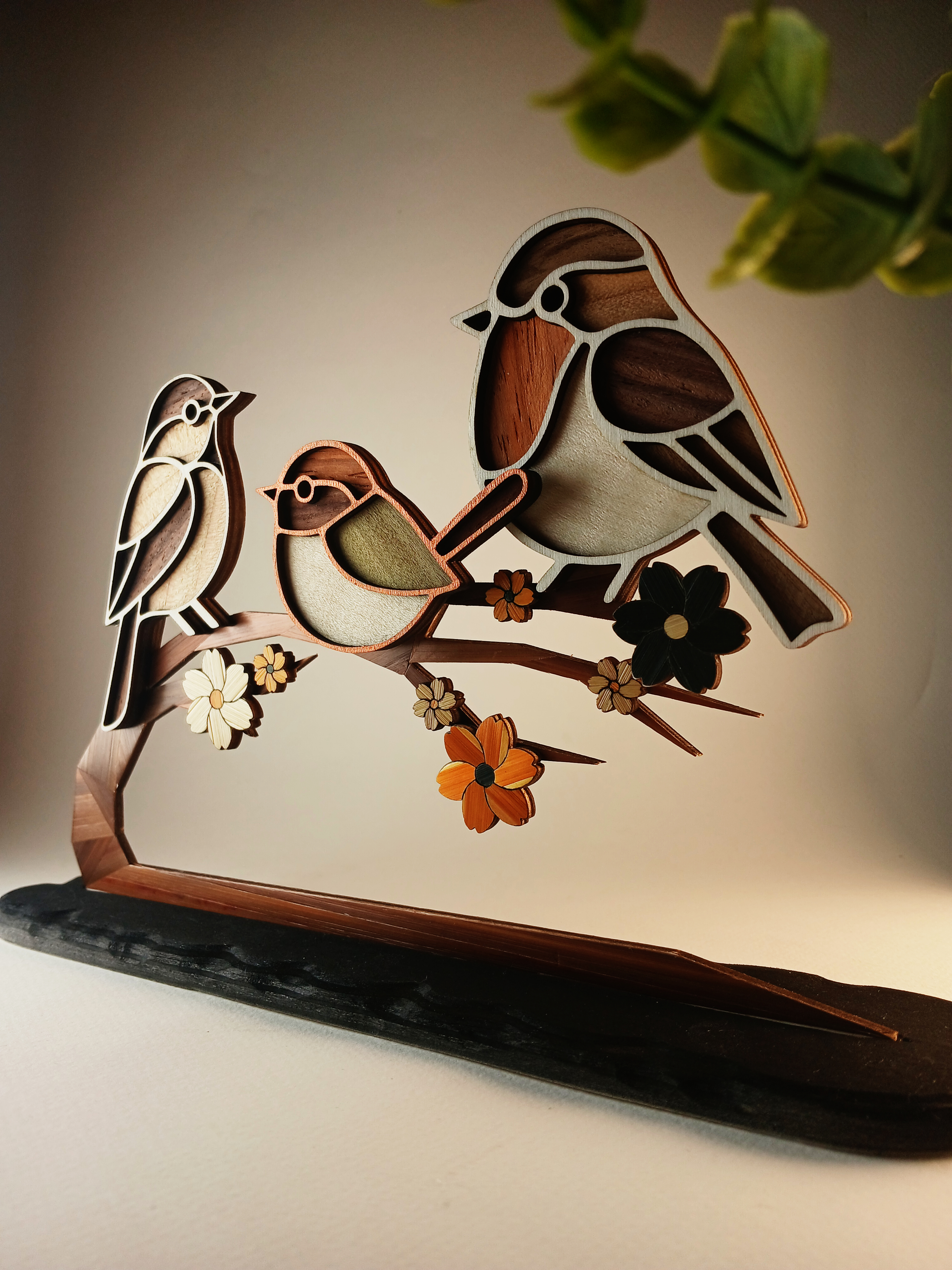Oiseau décoratif en bois et marqueterie de paille