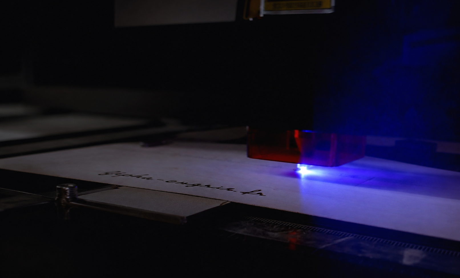 Gravure laser en action dans l’atelier Alpha Omega Laser
